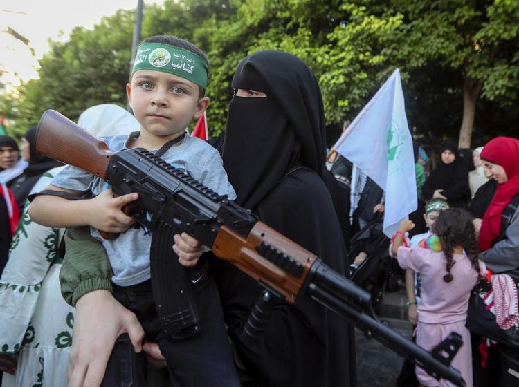 Anak-anak Lebanon Angkat Senjata Setelah Kematian Pemimpin Hamas