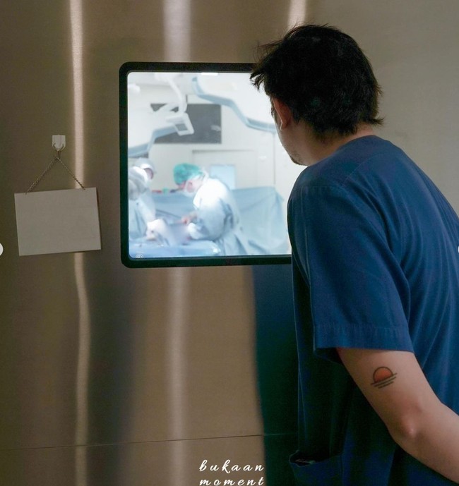 Melalui akun Instagram pribadinya Andrew membagikan momen saat dirinya tengah menunggu persalinan Tengku Dewi. Meski tak menemani secara langsung, Andrew terlihat tetap memantau proses persalinan anak keduanya itu melalui layar monitor di rumah sakit. Foto: Instagram/@andrewandika