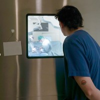 Melalui akun Instagram pribadinya Andrew membagikan momen saat dirinya tengah menunggu persalinan Tengku Dewi. Meski tak menemani secara langsung, Andrew terlihat tetap memantau proses persalinan anak keduanya itu melalui layar monitor di rumah sakit. Foto: Instagram/@andrewandika