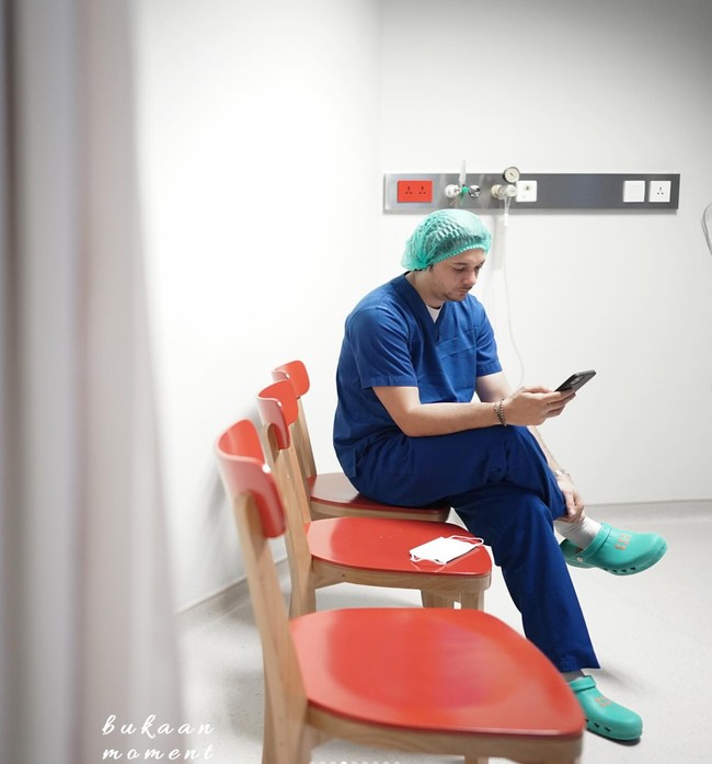 Mengenakan pakaian lengkap rumah sakit, Andrew setia menunggu kelahiran putrinya di ruang tunggu rumah sakit. Moments like this, tulis Andrew di keterangan unggahannya. Foto: Instagram/@andrewandika