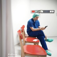 Mengenakan pakaian lengkap rumah sakit, Andrew setia menunggu kelahiran putrinya di ruang tunggu rumah sakit. Moments like this, tulis Andrew di keterangan unggahannya. Foto: Instagram/@andrewandika