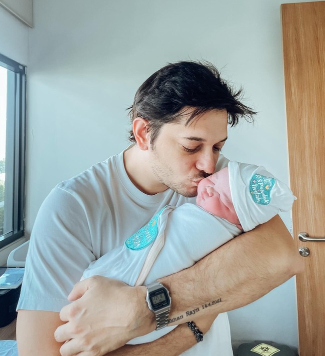 Andrew juga mencium pipi putri kecilnya yang tampak begitu menggemaskan. Unggahan Andrew pun banjir ucapan selamat dari para netizen. Foto: Instagram/@andrewandika