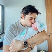 Andrew juga mencium pipi putri kecilnya yang tampak begitu menggemaskan. Unggahan Andrew pun banjir ucapan selamat dari para netizen. Foto: Instagram/@andrewandika