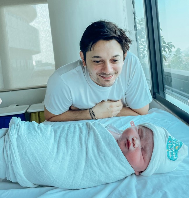 Begitu bahagia, Andrew terus memandangi wajah imut sang putri. Diketahui anak kedua Tengku Dewi dan Andrew itu diberi nama Zeya Savvanah Luv. Foto: Instagram/@andrewandika