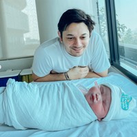 Begitu bahagia, Andrew terus memandangi wajah imut sang putri. Diketahui anak kedua Tengku Dewi dan Andrew itu diberi nama Zeya Savvanah Luv. Foto: Instagram/@andrewandika