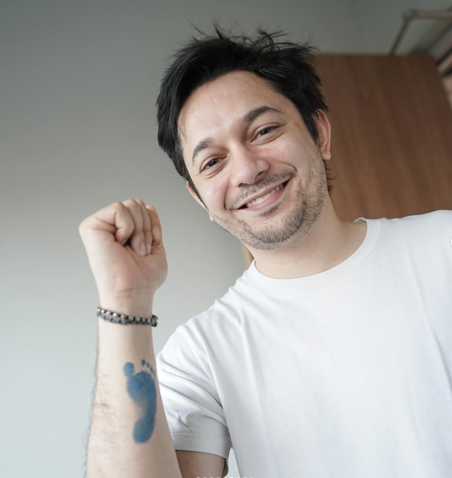 Andrew juga langsung membuat cap kaki sang putri di tangannya. Dengan bersemangat, ia kemudian memamerkannya melalui salah satu foto unggahannya di Instagram. Foto: Instagram/@andrewandika