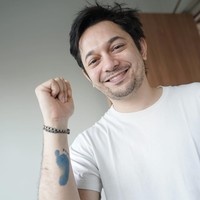 Andrew juga langsung membuat cap kaki sang putri di tangannya. Dengan bersemangat, ia kemudian memamerkannya melalui salah satu foto unggahannya di Instagram. Foto: Instagram/@andrewandika