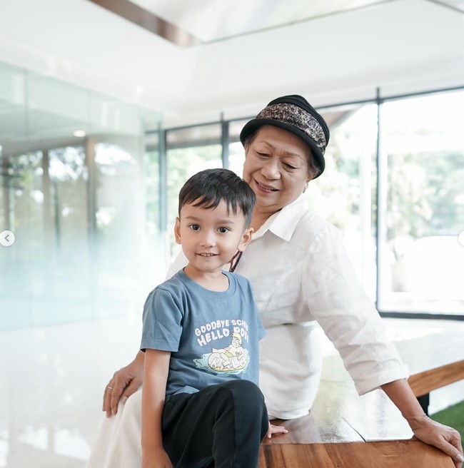 Tak hanya bertemu anak keduanya yang baru lahir, Andrew juga terlihat bertemu dengan anak pertamanya, Eshan. Kini sudah resmi menjadi seorang kakak, Eshan juga terlihat mendampingi sang mama hingga persalinan. Foto: Instagram/@andrewandika