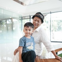 Tak hanya bertemu anak keduanya yang baru lahir, Andrew juga terlihat bertemu dengan anak pertamanya, Eshan. Kini sudah resmi menjadi seorang kakak, Eshan juga terlihat mendampingi sang mama hingga persalinan. Foto: Instagram/@andrewandika