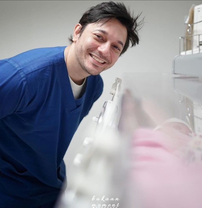 Tengku Dewi Putri dan Andrew Andika saat ini tengah berbahagia karena kelahiran anak kedua mereka. Meski sedang dalam proses perceraian, namun Andrew terlihat tetap hadir menunggu kelahiran sang putri di rumah sakit. Foto: Instagram/@andrewandika