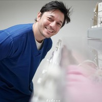 Tengku Dewi Putri dan Andrew Andika saat ini tengah berbahagia karena kelahiran anak kedua mereka. Meski sedang dalam proses perceraian, namun Andrew terlihat tetap hadir menunggu kelahiran sang putri di rumah sakit. Foto: Instagram/@andrewandika