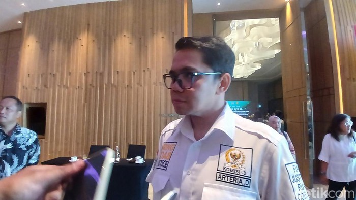 Anggota Komisi III DPR RI Fraksi PDIP, Arteria Dahlan saat kunjungan kerja ke Batam.
