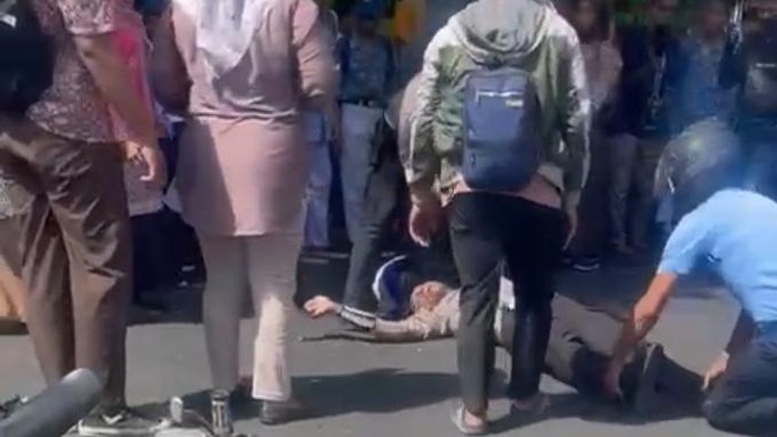 Anggota Polantas di Kota Ternate tidak sadarkan diri usai ditabrak seorang siswa.