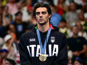 Perenang Ganteng Viral Perutnya Bikin Salfok Saat Raih Medali Olimpiade 2024