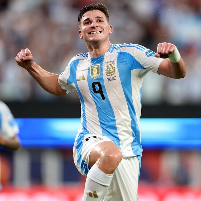Julián Álvarez, Pemain Bola ArgentinaPara pesepakbola juga membuat wanita betah menyaksikan Olimpiade 2024. Banyak pemain tampan yang akan berlaga, termasuk Alvarez. Terlebih pria Argentina itu baru saja memenangkan Copa America sehingga semakin dinantikan. Foto: Instagram