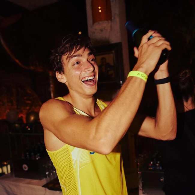 Armand Duplantis, Atlet Lompat Galah SwediaDari kejuaraan lompat galah, sosok Armand Duplantis menarik atensi para wanita. Berkat kemampuan, popularitas, juga ketampanannya, Duplantis kerap kali menghiasi halaman majalah fashion, termasuk Vogue Scandinavia. Pemenang rekor dunia dan juara Olimpiade pernah berpose dengan kekasihnya selebgram Desire Inglander.Foto: Instagram