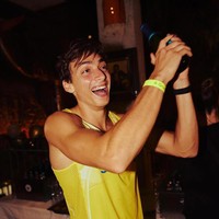 Armand Duplantis, Atlet Lompat Galah SwediaDari kejuaraan lompat galah, sosok Armand Duplantis menarik atensi para wanita. Berkat kemampuan, popularitas, juga ketampanannya, Duplantis kerap kali menghiasi halaman majalah fashion, termasuk Vogue Scandinavia. Pemenang rekor dunia dan juara Olimpiade pernah berpose dengan kekasihnya selebgram Desire Inglander.Foto: Instagram