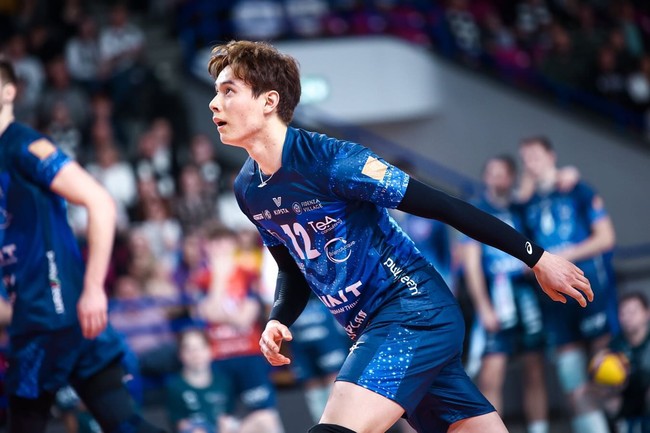 Ran Takahashi, Atlet Voli JepangRan Takahashi masih punya banyak fans yang mendukung laganya di Olimpiade Paris 2024. Pria tersebut sukses jadi perbincangan karena kemenangannya yang membawa pulang perunggu sekaligus penampilan fisiknya yang mencuri perhatian. Atlet 23 tahun berdarah Jepang, Jerman, dan Amerika Serikat itu sering disamakan dengan tokoh anime Haikyu, Shoyo Hinata.Foto: Instagram