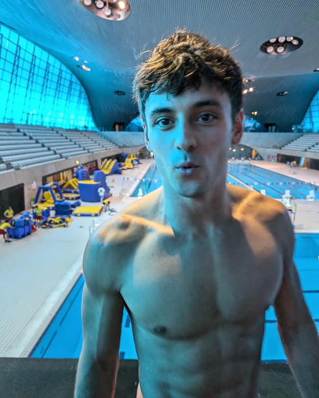 Tom Daley, Loncat Indah InggrisTom Daley merupakan salah satu atlet tampan yang sering jadi pemberitaan. Baru-baru ini ia jadi perbincangan karena kedapatan asyik merajut di Olimpiade Tokyo. Pria 27 tahun tersebut tampak sedang melakukan hobinya saat menonton pertandingan. Hal itu ternyata sudah sering dilakukannya semenjak pandemi.Foto: Instagram