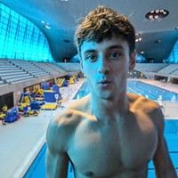 Tom Daley, Loncat Indah InggrisTom Daley merupakan salah satu atlet tampan yang sering jadi pemberitaan. Baru-baru ini ia jadi perbincangan karena kedapatan asyik merajut di Olimpiade Tokyo. Pria 27 tahun tersebut tampak sedang melakukan hobinya saat menonton pertandingan. Hal itu ternyata sudah sering dilakukannya semenjak pandemi.Foto: Instagram