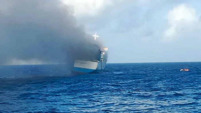 Badan Keamanan Laut Republik Indonesia (Bakamla RI) melalui unsur KN Singa Laut-402 telah berhasil mengevakuasi penumpang dan kru kapal KM Niki Sejahtera yang mengalami kebakaran di bagian Car Deck kapal di perairan Banjarmasin, Kamis (1/08/2024).
