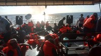 Bakamla melalui unsur KN Singa Laut-402 telah berhasil mengevakuasi penumpang dan kru kapal KM Niki Sejahtera yang mengalami kebakaran.