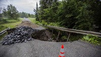 Longsor akibat banjir bandang itu menyebabkan arus lalu lintas di Lyndonville terputus. 