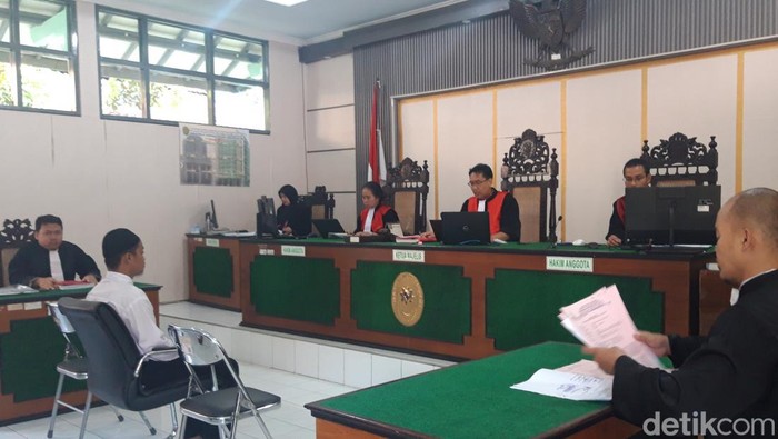 Muhammad Rosyid (26), bapak yang menganiaya anak tirinya hingga tewas menjalani sidang putusan di Pengadilan Negeri Boyolali, Kamis (1/8/2024).