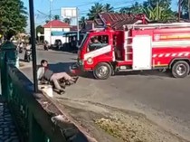 Mobil Damkar Bone Bolango Tabrak Anggota Polisi Saat Menuju Lokasi Kebakaran