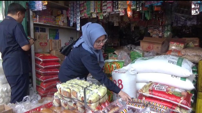 BPOM Jambi saat periksa kemasan roti Okko di Toko dan pasar besar