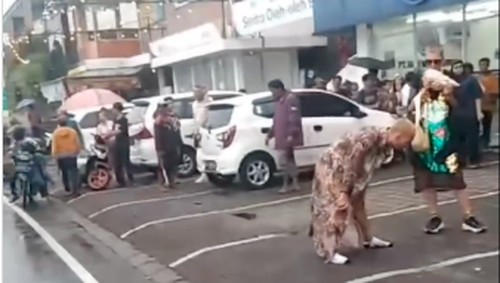 Bule Rusia berteriak di pinggir jalan di Baturiti, Tabanan, Bali, Rabu (31/7/2024).