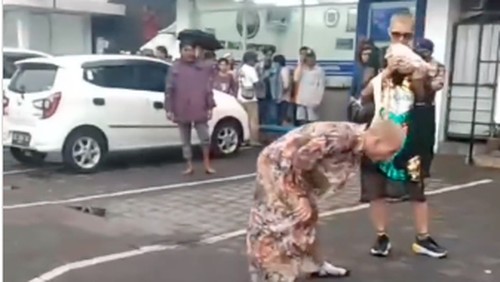 Bule Rusia berteriak di pinggir jalan di Baturiti, Tabanan, Bali, Rabu (31/7/2024).