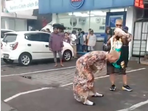 Bule Rusia berteriak di pinggir jalan di Baturiti, Tabanan, Bali, Rabu (31/7/2024).