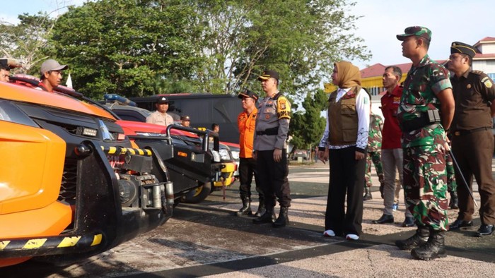 Bupati dan Kapolres Inhu saat cek peralatan dan armada untuk prnanganan karhutla