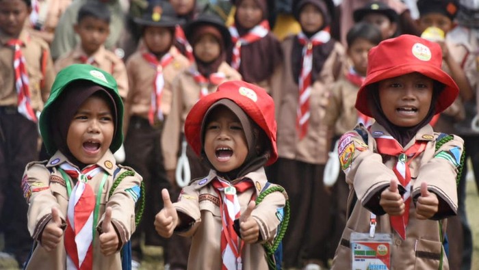 Bupati Karawang Aep Syaepuloh saat membuka kemah terpadu di Kecamatan Pakisjaya, Kabupaten Karawang