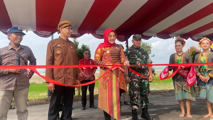 Bupati Klaten meresmikan saluran irigasi hasil pembangunan KBMKB ke-23 di Desa Demakijo, Kecamatan Karangnongko, Kabupaten Klaten, Kamis (1/8/2024).