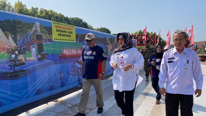 Bupati Klaten Sri Mulyani meninjau proyek pembangunan Tugu Adipura baru di Alun-alun Klate