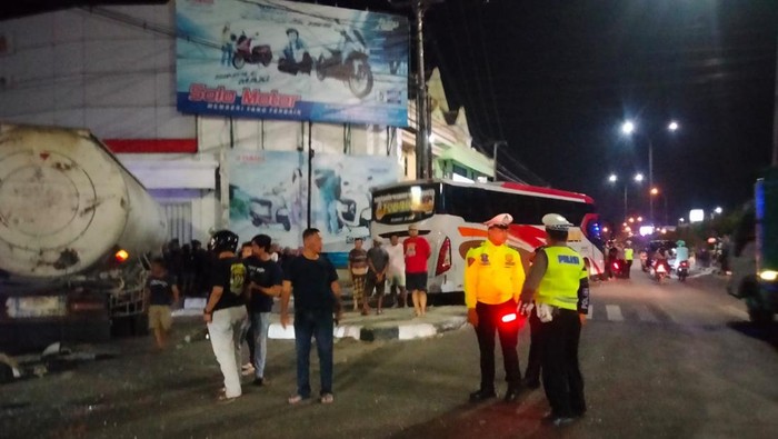 Bus Mira ugal-ugalan di Ngawi
