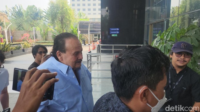CEO PT Nusa Halmahera Mineral, Romo Nitiyudo Wachjo alias Haji Robert memenuhi panggilan KPK (Adrial/detikcom)