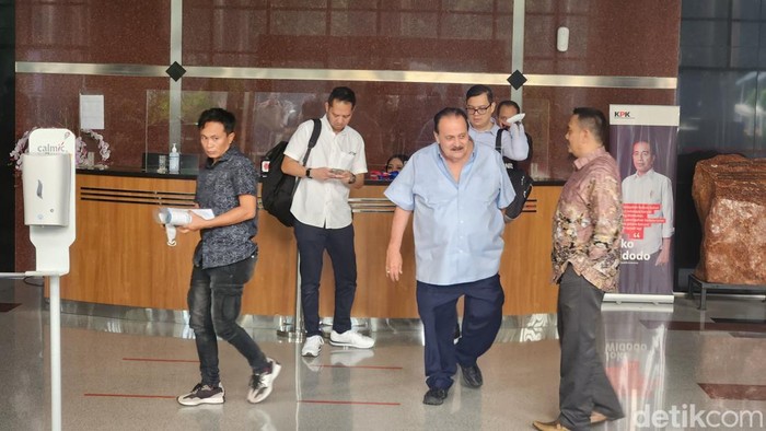 CEO PT Nusa Halmahera Mineral Romo Nitiyudo Wachjo alias Haji Robert selesai diperiksa KPK sebagai saksi di kasus yang menjerat eks Gubernur Malut Abdul Gani Kasuba (Adrial/detikcom)