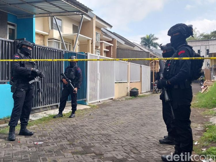 Densus 88 Geledah Rumah Terduga Teroris di Kota Batu