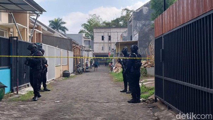Densus 88 Polri Tangkap Terduga Teroris di Kota Batu