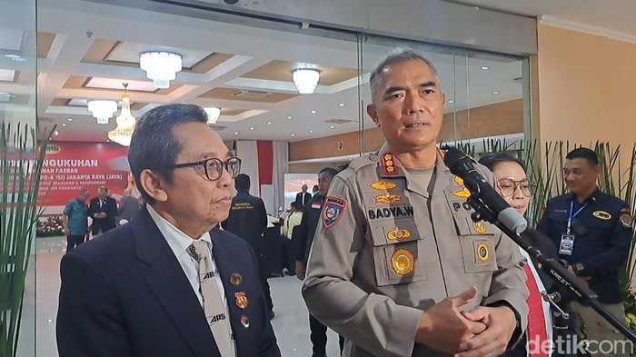 Dirbinmas Polda Metro Jaya Kombes Badya Wijaya (kanan) mengungkap adanya keluhan warga sulit cari pekerjaan karena tinggal di kampung narkoba