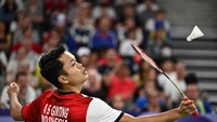 Ginting menghadapi Popov di laga terakhir Grup H cabor bulutangkis tunggal putra. Bermain di Porte de la Chapelle Arena pada Rabu (31/7) malam WIB, Ginting menyerah dengan skor akhir 19-21, 21-17, 15-21. 