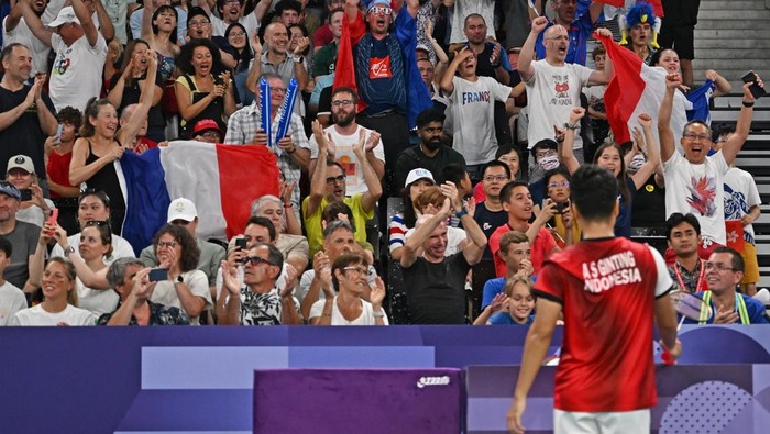 Penonton memberikan dukungan pada babak penyisihan grup H Olimpiade Paris 2024 antara pebulu tangkis tunggal putra Indonesia Anthony Sinisuka Ginting melawan pebulu tangkis Prancis Toma Junior Popov di Porte De La Chapella Arena, Paris, Prancis, Rabu (31/7/2024). Anthony Ginting kalah dengan skor 19-21, 21-17, 15-21. ANTARA FOTO/Wahyu Putro A/aww.