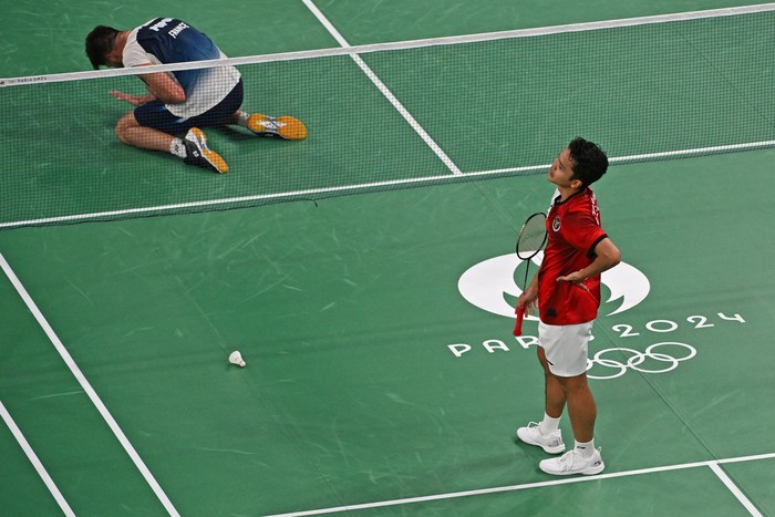 Penonton memberikan dukungan pada babak penyisihan grup H Olimpiade Paris 2024 antara pebulu tangkis tunggal putra Indonesia Anthony Sinisuka Ginting melawan pebulu tangkis Prancis Toma Junior Popov di Porte De La Chapella Arena, Paris, Prancis, Rabu (31/7/2024). Anthony Ginting kalah dengan skor 19-21, 21-17, 15-21. ANTARA FOTO/Wahyu Putro A/aww.
