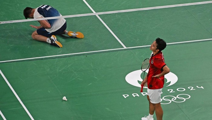 Penonton memberikan dukungan pada babak penyisihan grup H Olimpiade Paris 2024 antara pebulu tangkis tunggal putra Indonesia Anthony Sinisuka Ginting melawan pebulu tangkis Prancis Toma Junior Popov di Porte De La Chapella Arena, Paris, Prancis, Rabu (31/7/2024). Anthony Ginting kalah dengan skor 19-21, 21-17, 15-21. ANTARA FOTO/Wahyu Putro A/aww.