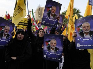 Ratapan Duka Warga Iran Usai Tewasnya Pemimpin Hamas Ismail Haniyeh