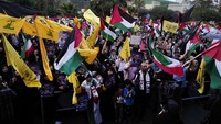 Para pengunjuk rasa Iran mengibarkan bendera kelompok militan Hizbullah Iran, Palestina, dan Lebanon dalam demonstrasi di Lapangan Felestin (Palestina) di Teheran, Iran, Rabu (21/7/2024).  