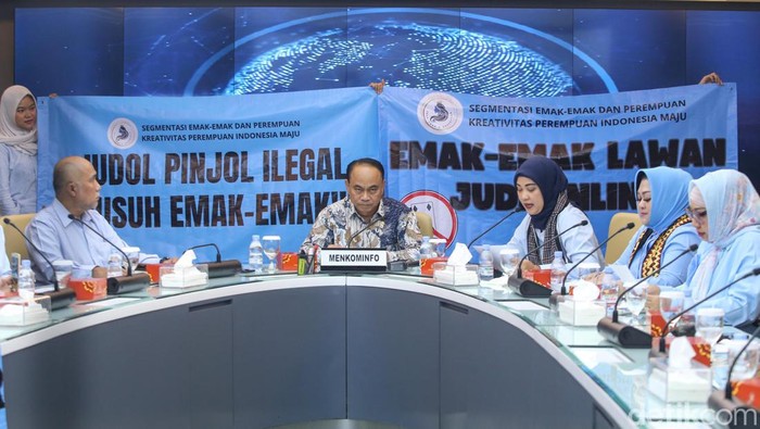Emak-emak Geruduk Kominfo, Desak Pemberantasan Judi Online Aktivis Kreativitas Perempuan Indonesia Maju mengikuti audiensi dengan Menkominfo Budi Arie Setiadi (tengah) terkait maraknya judi online dan pinjaman online illegal di kantor Menkominfo, Jakarta, Kamis (01/08/2024).
